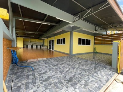 ทาว์โฮม ห้องริมติดคลอง ต่อเติมแล้วพร้อมอยู่    / 5ห้องนอน  5ห้องน้ำ  1ห้องพระ กว้าง 11เมตร ยาว18 เมตร  เนื้อที่ 48 ตรว.-2