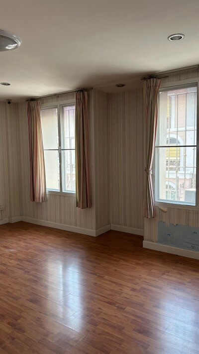 ไพลิน ปาร์ค รัตนาธิเบศน์