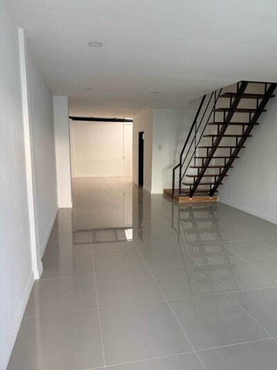 ทาวน์เฮาส์โทนสีขาว-เทา อบอุ่น สดใส ในซอยรามคำแหง 142-3