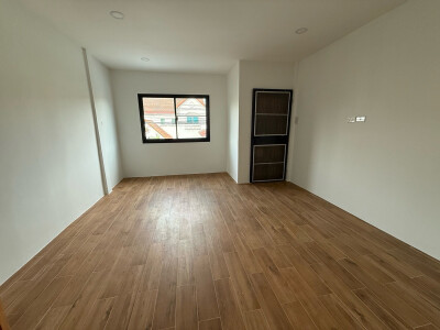 ทาวน์เฮาส์โทนสีขาว-เทา อบอุ่น สดใส ในซอยรามคำแหง 142-12