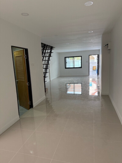 ทาวน์เฮาส์โทนสีขาว-เทา อบอุ่น สดใส ในซอยรามคำแหง 142-5