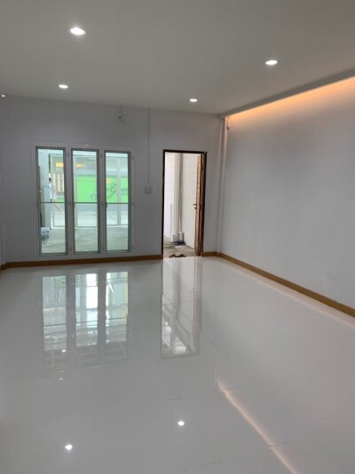 อัพเดตล่าสุด 18/7/2568 : ทาวน์เฮ้าส์ รีโนเวทใหม่ ปุณณวิถี 47  / ตรงข้ามคอนโดเดอะกรีน 2ทาวน์เฮ้าส์ 22 ตร.วา 2 ชั้น-5