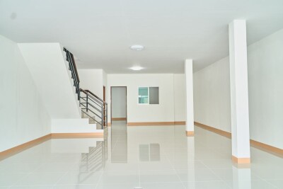 ทาวน์เฮ้าส์ 4 ห้องนอน  3 ห้องน้ำ  จอดรถได้ 4 คัน-2