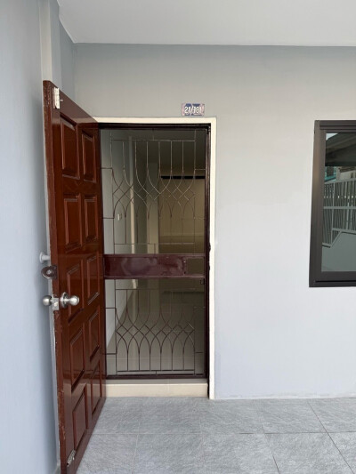 ทาวน์เฮาส์โทนสีขาว-เทา อบอุ่น สดใส ในซอยรามคำแหง 142-2