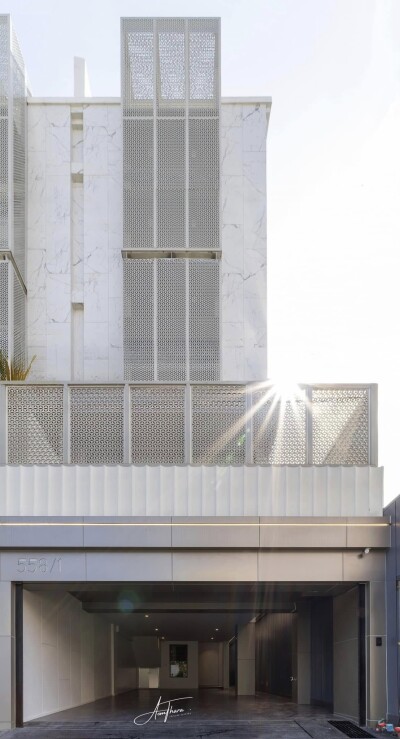 อัปเดตล่าสุด 20/02/68 :บ้านสร้างใหม่ ใจกลางเอกมัย / 580 ตร.ม.-1