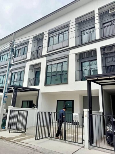 บ้านลุมพินี ทาวน์เพลส สุขุมวิท-ศรีนครินทร์ / 3 ห้องนอน 4 ห้องน้ำ 1 ห้องรับแขก 1 ห้องทำงาน-1