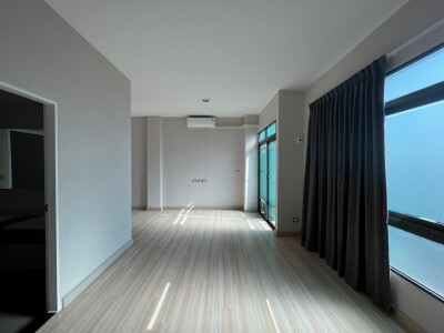 "หมู่บ้าน up town สาธุประดิษฐ์ "ใจกลางเมือง 4ชั้น 3ห้องนอน 4ห้องน้ำ-7