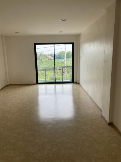 ตึกให้เช่า มีที่จอดรถกว้าง 20 คัน ติดตลาดกันตนา