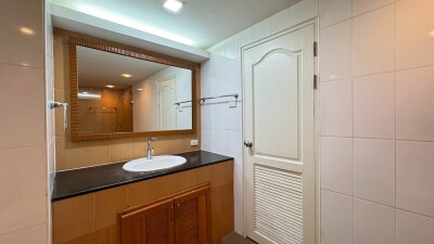 ศรีวรา แมนชั่น 1 / 🛏 3 ห้องนอน | 2 ห้องน้ำ | 1 ห้องครัว 📐 พื้นที่ใช้สอยกว้างขวาง 160 ตร.ม.