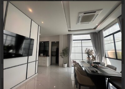 โครงการ The Master เอกมัย-สุคนธสวัสดิ์ / พื้นที่ใช้สอย: 409.25 ตร.ม.  3 ห้องนอน | 4 ห้องน้ำ (มีอ่างอาบน้ำ)