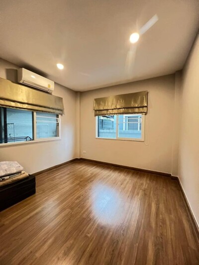 เซนโทร พระราม 9 - กรุงเทพกรีฑา / - บ้านเดี่ยว 2 ชั้น 60.4 ตรว. 210 ตรม.