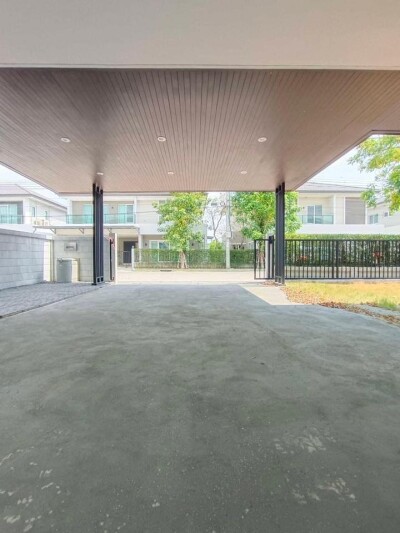 เซนโทร พระราม 9 - กรุงเทพกรีฑา / - บ้านเดี่ยว 2 ชั้น 60.4 ตรว. 210 ตรม.