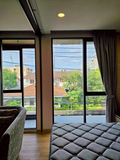 ลอยด์ ศูนย์วิจัย - ทองหล่อ / LLOYD Soonvijai - Thonglor