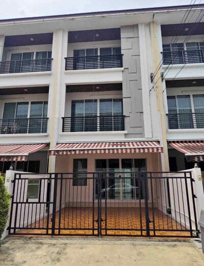 ให้เช่าทาวน์โฮม บ้านกลางเมือง ลาดพร้าว 87 / Baanklangmuang ladprao 87 ขนาด 4 ห้องนอน 3 ห้องน้ำ จอดรถได้ 3 คัน-1