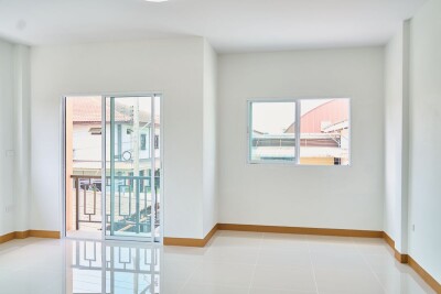 ทาวน์เฮ้าส์ 4 ห้องนอน  3 ห้องน้ำ  จอดรถได้ 4 คัน-4