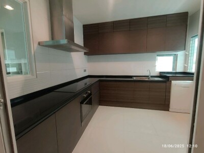 มัณฑนา 2 บางนา กม.7 / เนื้อที่บ้าน 124 ตร.วา เนื้อที่ใช้สอย 335 ตร.เมตร