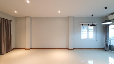 เดอะริคโค้ ทาวน์ วัชรพล / ชั้น 2 มี 2 ห้องนอน 2 ห้องน้ำในตัว มีแอร์ในห้องหน้า