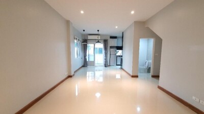 เดอะริคโค้ ทาวน์ วัชรพล / ชั้น 2 มี 2 ห้องนอน 2 ห้องน้ำในตัว มีแอร์ในห้องหน้า