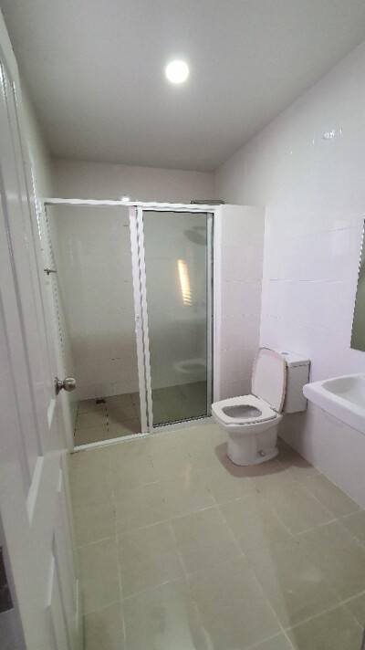 เดอะริคโค้ ทาวน์ วัชรพล / ชั้น 2 มี 2 ห้องนอน 2 ห้องน้ำในตัว มีแอร์ในห้องหน้า