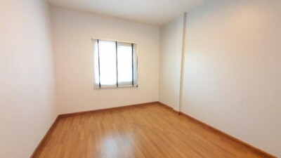 เดอะริคโค้ ทาวน์ วัชรพล / ชั้น 2 มี 2 ห้องนอน 2 ห้องน้ำในตัว มีแอร์ในห้องหน้า