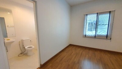 เดอะริคโค้ ทาวน์ วัชรพล / ชั้น 2 มี 2 ห้องนอน 2 ห้องน้ำในตัว มีแอร์ในห้องหน้า