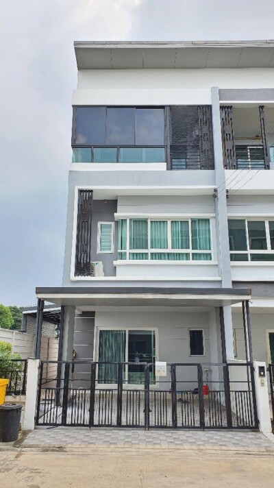 เดอะริคโค้ ทาวน์ วัชรพล / ชั้น 2 มี 2 ห้องนอน 2 ห้องน้ำในตัว มีแอร์ในห้องหน้า