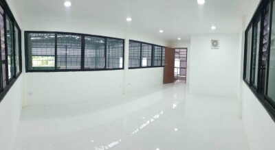 โกดัง พร้อมออฟฟิต 2 ชั้น ทำเลดี-7