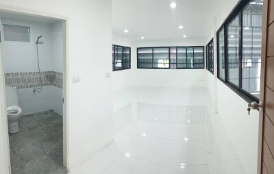 โกดัง พร้อมออฟฟิต 2 ชั้น ทำเลดี-6