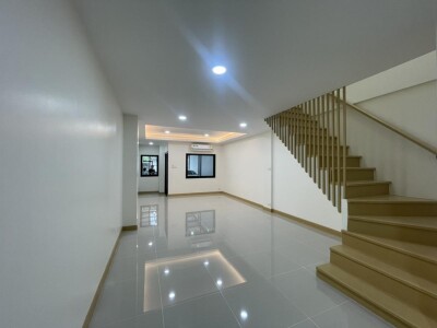 🏡 ให้เช่าทาวน์โฮม 2 ชั้น ทำเลทอง ติดทางด่วนบางนา – ถ.สรรพาวุธ