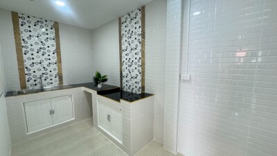 บ้านติดถนนเมน ค้าขายได้ หลังมุม มีที่จอดรถเยอะ บ้านรีโนเวทสวย-8