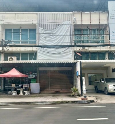 🏢 ให้เช่าตึกแถว 2 ชั้นครึ่ง ติดถนนนครอินทร์-1