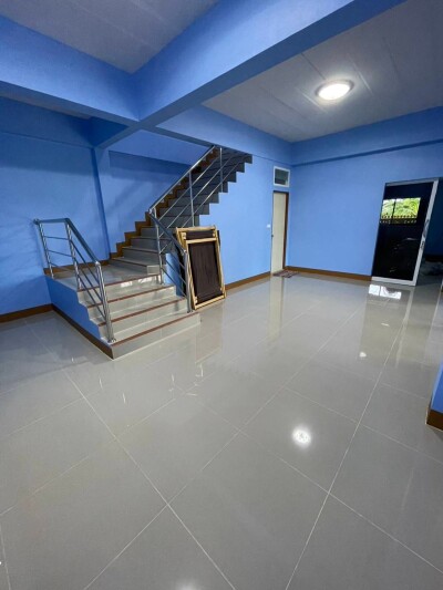 ทาว์โฮม ห้องริมติดคลอง ต่อเติมแล้วพร้อมอยู่    / 5ห้องนอน  5ห้องน้ำ  1ห้องพระ กว้าง 11เมตร ยาว18 เมตร  เนื้อที่ 48 ตรว.-3