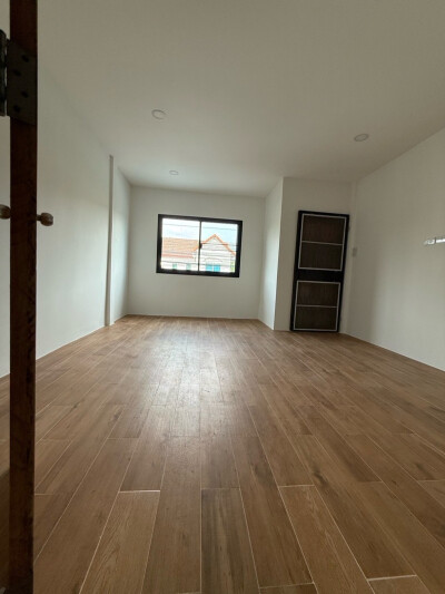 ทาวน์เฮาส์โทนสีขาว-เทา อบอุ่น สดใส ในซอยรามคำแหง 142-8