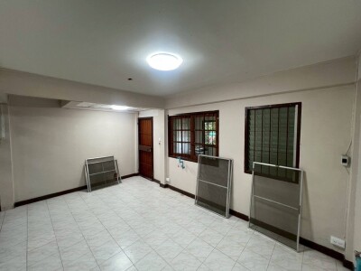 อัพเดทล่าสุด 18/8/2568 : หมู่บ้าน ธันธวัช 5 ซอยวัชรพล1/9 สุขาภิบาล5 เทพรักษ์ / พื้นที่ 25 ตร.ว. แบบ 2 ห้องนอน 3 ห้องน้ำ-6