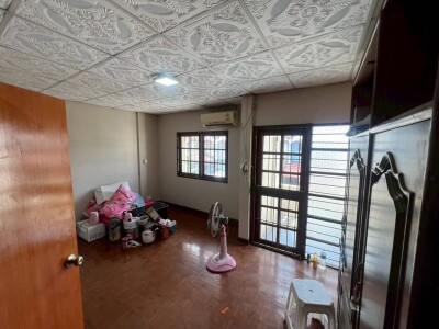 อัพเดทล่าสุด 18/8/2568 : หมู่บ้าน ธันธวัช 5 ซอยวัชรพล1/9 สุขาภิบาล5 เทพรักษ์ / พื้นที่ 25 ตร.ว. แบบ 2 ห้องนอน 3 ห้องน้ำ-3