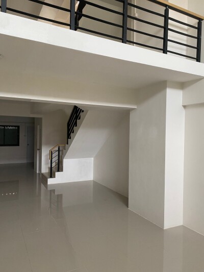 ตึกให้เช่า มีที่จอดรถกว้าง 20 คัน ติดตลาดกันตนา