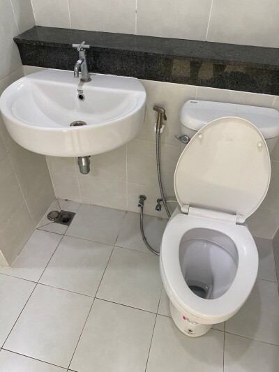 ตึกให้เช่า มีที่จอดรถกว้าง 20 คัน ติดตลาดกันตนา