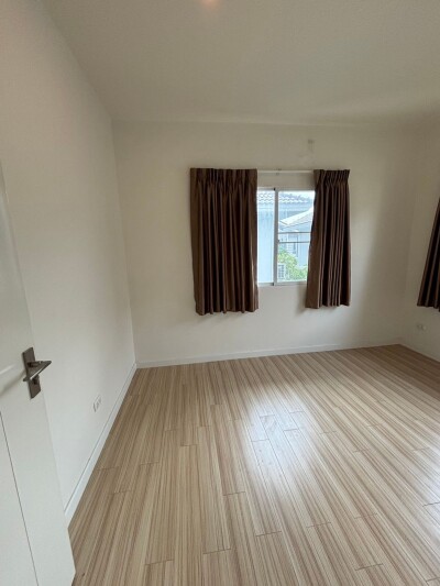 บ้านแฝด สวย ตกแต่งพร้อม ทำเลดี สงบ ปลอดภัย ใกล้แหล่งชุมช