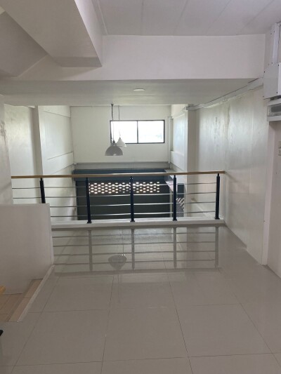 ตึกให้เช่า มีที่จอดรถกว้าง 20 คัน ติดตลาดกันตนา