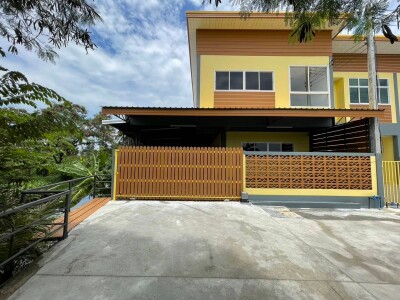 ทาว์โฮม ห้องริมติดคลอง ต่อเติมแล้วพร้อมอยู่    / 5ห้องนอน  5ห้องน้ำ  1ห้องพระ กว้าง 11เมตร ยาว18 เมตร  เนื้อที่ 48 ตรว.-1