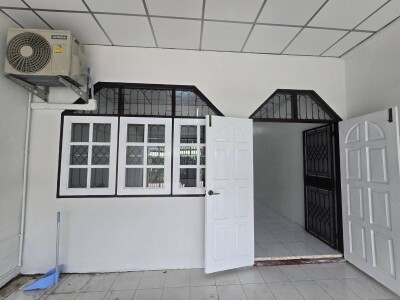 ขายทาวเฮ้าส์ สามพราน ยายชา / เนื้อที่ 19.2 ตร.วา / 2 นอน / 1 น้ำ จอดรถในบ้าน 1 คัน-2