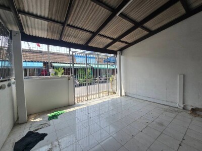 ขายทาวเฮ้าส์ สามพราน ยายชา / เนื้อที่ 19.2 ตร.วา / 2 นอน / 1 น้ำ จอดรถในบ้าน 1 คัน-1