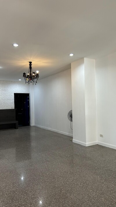 ไพลิน ปาร์ค รัตนาธิเบศน์