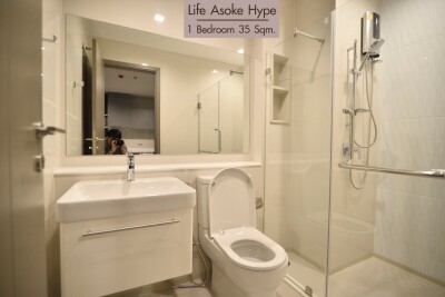 ไลฟ์ อโศก ไฮป์ / Life Asoke Hype