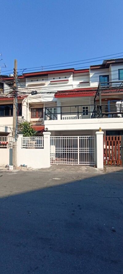 โฮมทาวน์ ออฟฟิส ย่านลาดพร้าว ซอย 128/1 ตรงข้าม ซ.101-1