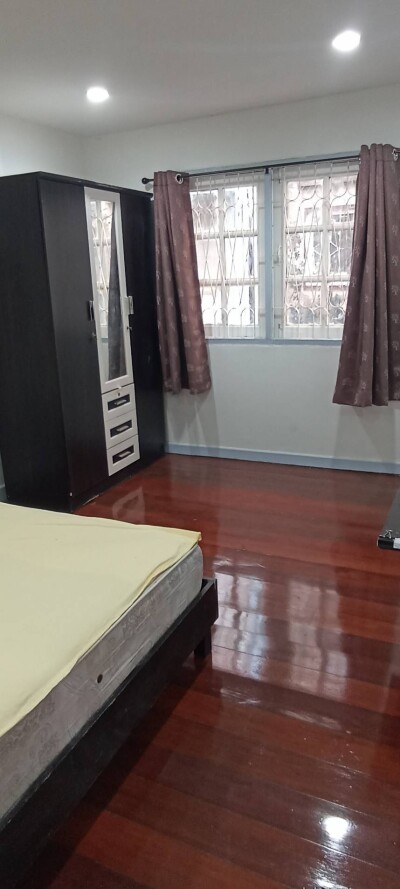 โฮมทาวน์ ออฟฟิส ย่านลาดพร้าว ซอย 128/1 ตรงข้าม ซ.101-13