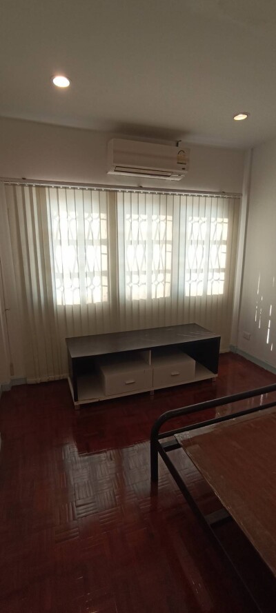 โฮมทาวน์ ออฟฟิส ย่านลาดพร้าว ซอย 128/1 ตรงข้าม ซ.101-17