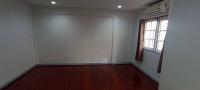 โฮมทาวน์ ออฟฟิส ย่านลาดพร้าว ซอย 128/1 ตรงข้าม ซ.101-16