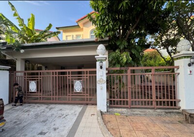 รสา สแปนิช คอร์ทยาร์ด