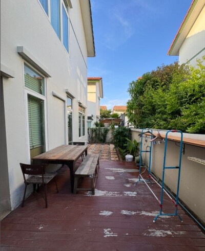 รสา สแปนิช คอร์ทยาร์ด